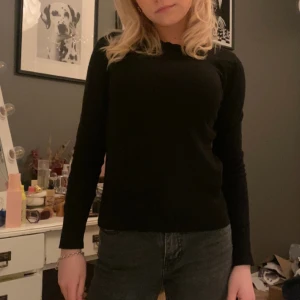 Svart stickad tröja  - Tunn stickad tröja🌟