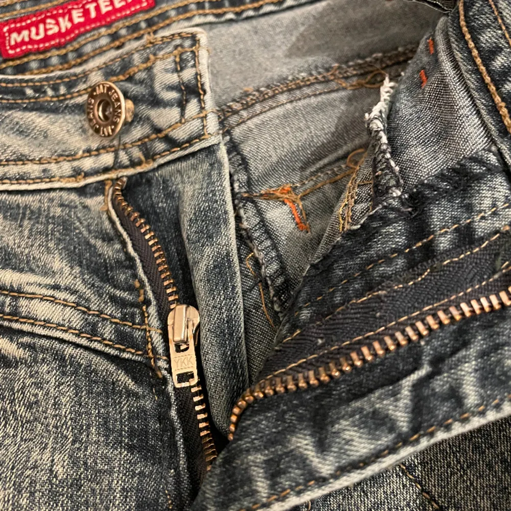 Super snygga Musketeer jeans i starkt material. Finns några defekter som två små fläckar och en större fläck. Fläckarna syns mindre i verkligheten. Dragkedjan vid gylfen är trasig men går att stänga med knapp. Passar 160/163cm (se midjemått). Jeans & Byxor.