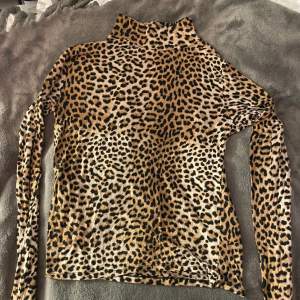 Säljer denna leopard tröja, den är köpt på ginatricot storlek M, jag tar 80kr för den om du är intresserad så kan vi diskutera pris osv, har nästan aldrig andvänt, litet hål i armen men syns knappt, hör gärna av dig om du är intresserad 💕