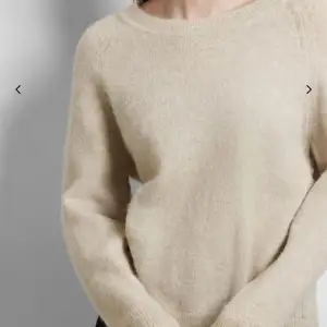 Ny tröja från selected femme i beige . Storlek s  Frakten ingår i priset