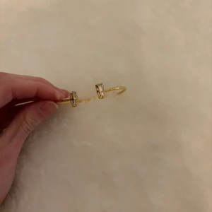 Caroline Swedbom armband - Säljer detta fina armband från Caroline swedbom. Passar super till finare tillfällen eller till vardags. Varsamt använt ca 2 gånger. Inga defekter. Köparen står för frakt!