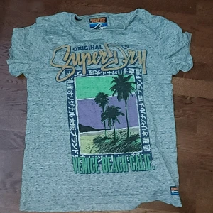 Superdry tröja - Fet superdry tröja med lite somrigt tryck😎🔥 kom dm vid fler funderingar och grubblingar😁👍