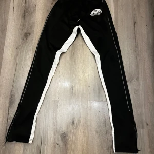 LM Track bottoms - Flared reflective byxor från Lyridmondial  Bara använda en gång! Nypris 600