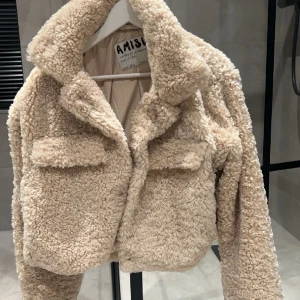 Pälsjacka  - Aldrig använd pälsjacka. Super fin men passar tyvärr inte på mig🥰