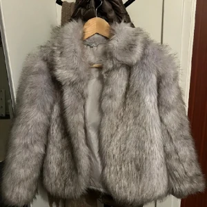 Pälsjacka - Säljer denna pälsjacka eftersom den inte passade mig riktigt, jag köpte den här på plick och kan skicka fler bilder privat om det är så. Skulle säga att det är en s  men det står storlek 12