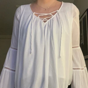 Linnéblus från Hollister  - Säljer denna linneblus men vida armar och snörning vid brösten, perfekt för varma sommardagar☀️precis som ny! 