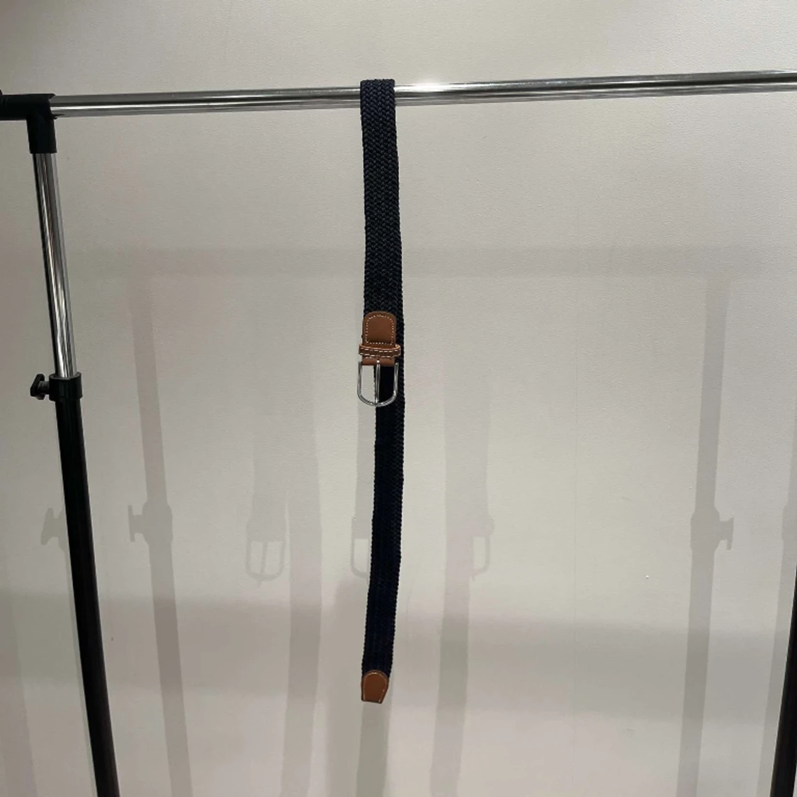 Stilrent bälte i ”Dark Navy”