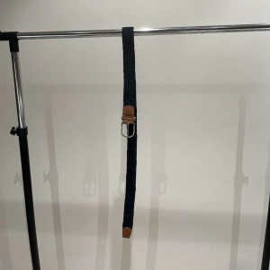 Stilrent bälte i ”Dark Navy” - Stilrent bälte i ”Dark Navy”  Justerbar från 107cm ända ner till 50cm Endast 149kr Aldrig använt, Finns flertal i lager