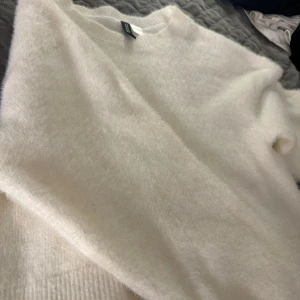 Lurvig tröja  - Säljer pga att den har blivit förliten. Den är nästan som ny då den bara är använd ett fåtal gånger.