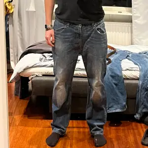 Ett par straightleg jeans, strl W29 i midja och L30 i längd. Hör av dig med frågor/bilder