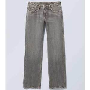 Weekday jeans i modellen arrow low, färgen är black thunder. Midja 27, längd 32🥰