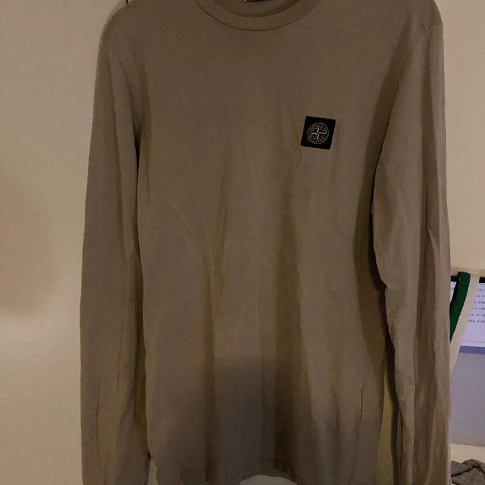 Beige Stone Island tröja, junior storlek men passar S/M, skick 9/10, köpt på NK i Göteborg. Hör av dig vid intresse🙌. Tröjor & Koftor.