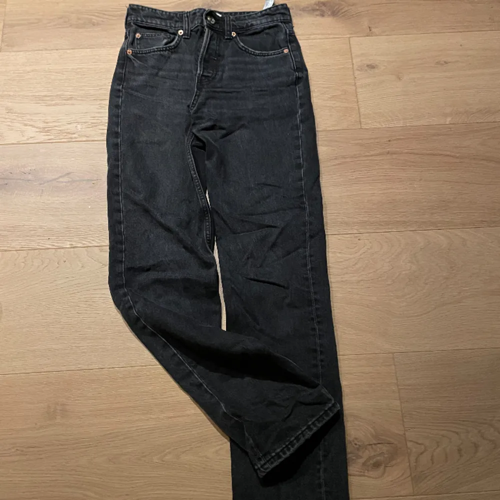 Zara Jeans, svarta, rak modell, stl 34. Jeans & Byxor.