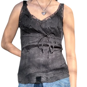 Svart topp - Fint skick! Snörningen kan göra toppen mer åtsittande💞