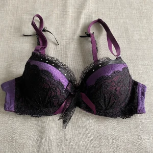 Luerrose-behå - Superfin push-up behå. Köpte den på Vinted men säljer vidare då jag missbedömde min storlek 😅 Saknas ett par strass men i övrigt i fint skick!  Hör gärna av er vid frågor :)