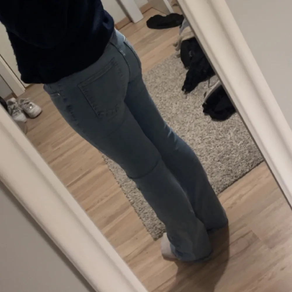 Blåa midwaist bootcut jeans från Ginatricot i storlek M. Säljer då de inte riktigt passar mig.🤍. Jeans & Byxor.