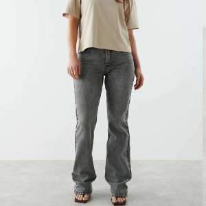 Grå flare jeans i stl 32 från Gina Tricot.  Modellen heter ”petite flare jeans”. Paketpris vid fler köp av mig! 