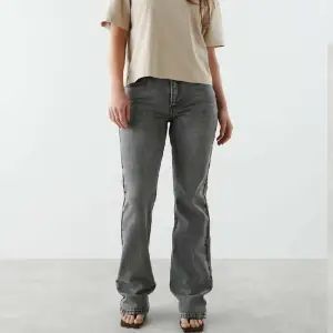 Grå flare jeans i stl 32 från Gina Tricot.  Modellen heter ”petite flare jeans”. Paketpris vid fler köp av mig! 