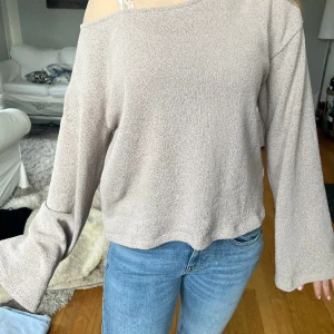 Hm tröja - Off shoulder tröja från hm. Ett hål vid underarmen men som knappast syns 