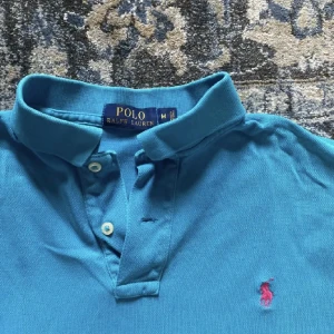 Ralph Lauren pike - Hej! Nu säljer jag denna Ralph Lauren piken som är i extremt bra pris. Storleken på den är Medium (Är öppen för bud!)