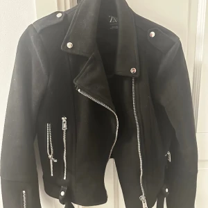 Jacka - Mockajacka från Zara i storlek S som inte används längre, kan gå ner i pris vid snabb affär då jag rensar min garderob!