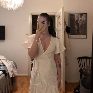 Vit volangklänning - Aldrig använd 