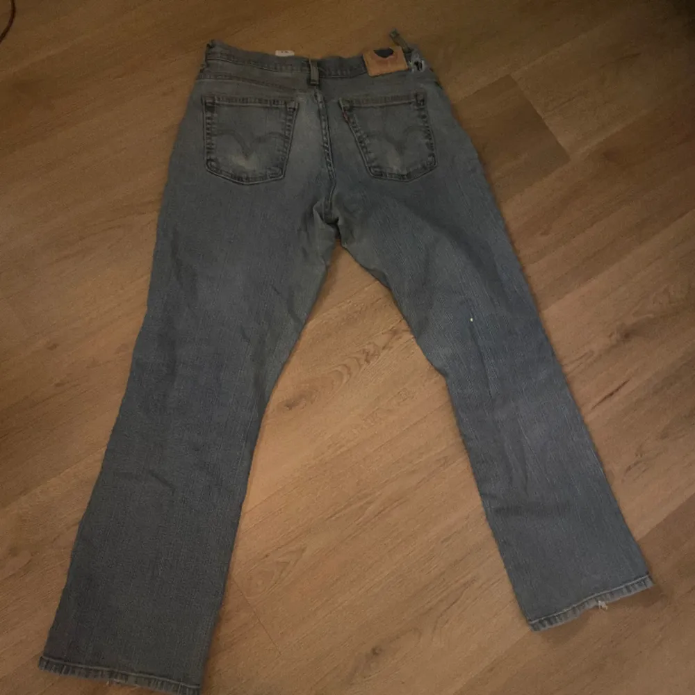 ljus blå levis jeans. lite sönder där bak (syns på bild 3) sitter väldigt bra i längd (är 170cm) säljer för den e lite för stor i midjan. Jeans & Byxor.
