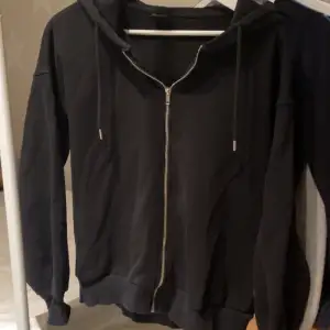 Svart zip up hoddie från Gina, köpt för inte så jättelänge sen