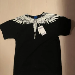Marcelo Burlon T-Shirt - Tja, säljer min helt nya Marcelo Burlon T-shirt! Endast testat och säljer den eftersom den ej passade mig. Storlek M men passar L. Kan tänka mig gå ner i pris vid snabb affär.