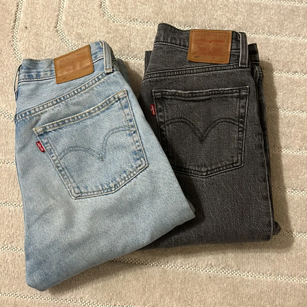 Intressekoll på mina Levis jeans, 501. Ljusblå och mörkgrå. De blå är lite äldre än de gråa. Sparsamt använda. . Jeans & Byxor.