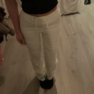 Linnebyxor  - Super fina linnebyxor från Design By Si. De har blivit för små för mig och kommer därför inte till användning. De har dubbelt tyg så de är inte genomskinliga.