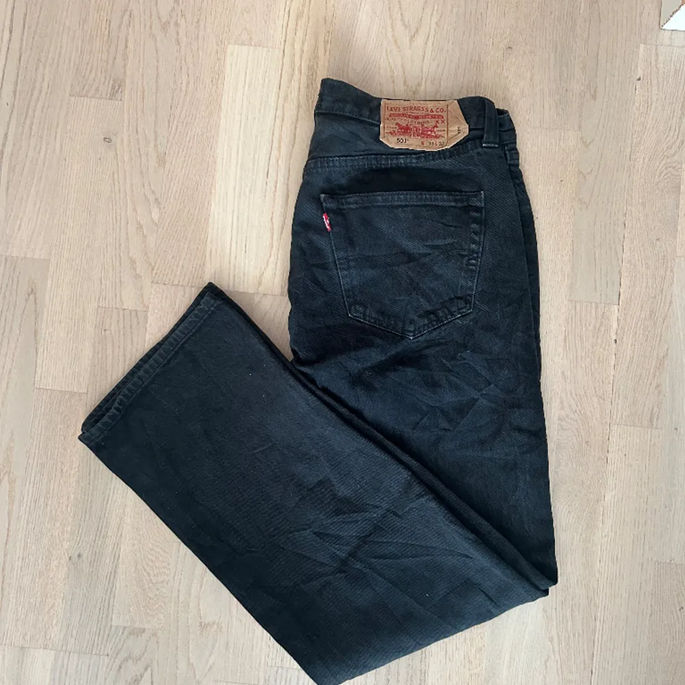 Fina svarta 501 Levis jeans som är raka i modellen. De är i väldigt bra skick, passar både män och kvinnor och är i storlek W36 L32. Jeans & Byxor.