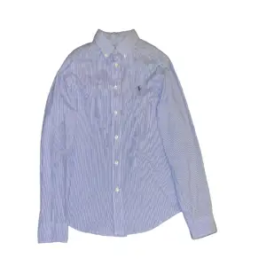 En slim fit skjorta från Ralph Lauren i storlek S. 9/10 skick och riktigt snygg. Skriv gärna om andra bilder och funderingar. Fett grisch 🔥🔥🔥