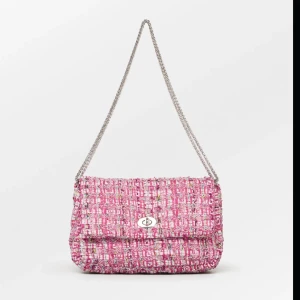 Avena hollis väska - Tänkte sälja denna ursnygga väska från becksöndergaard, köpt den för cirka 5 månader sen från själva hemsidan då nypris var på 849kr. Denna är perfekt för sommaren med super fina färger, hör av er om intresse och för mer bilder 