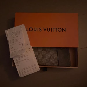 Louis Vuitton Mössa - LV mössa i toppskick Köpt: NK Stockholm (nypris 2500kr) Skador: inga alls jätte välanvänd ett par gånger Säljer för att jag bytt rätt mycket stil😊kvitto, box och annat ingår 😍
