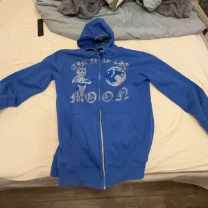 Aim for the moon  - Hoodie i storlek L  Fint skick  Ny pris 1200