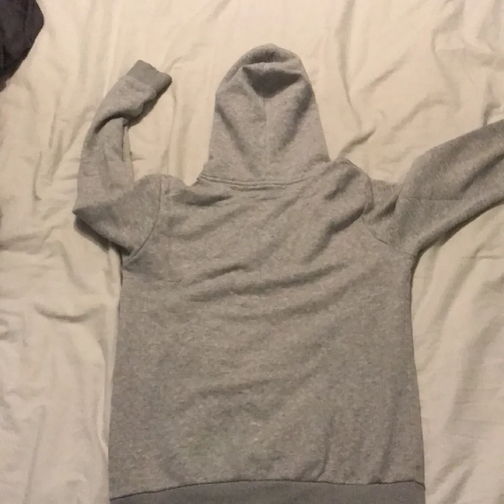 Hej säljer nu min peak performance hoddie för att den har blivit för liten. Skicka 9/10 ny pris 750. Obs Tyvör har jag klippt bort lappen vid luvan för att den skavde men Inga skador på tröjan. . Hoodies.