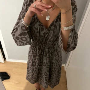 Sommarklänning  - Så fin sommarklänning köpt secondhand! Inga defekter, stroleken är M men passar mig som är S!