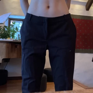 Low waist kostymbyxor  - Svarta kostymbyxor i en något tajtare modell. Säljer pga passar ej mig, skriv vid behov av fler bilder !💖