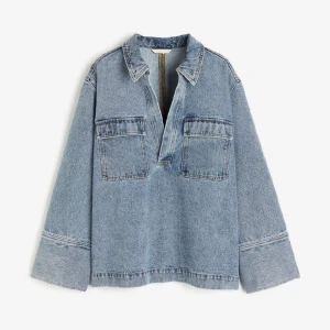 Denim skjorta från HM - Denim skjorta från HM som är slutsåld på nätet!!! Råkade beställa tre stycken och den som jag fotat på är en L, men har två st i storlek M över som jag säljer 🫶