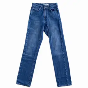 Ett par blå jeans ifrån carin wester i storlek 36. Nyskick då jag använt dem 1-2 ggr⭐️⭐️