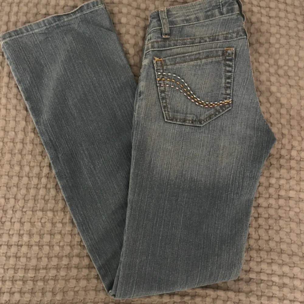 Super snygga lågmidjade jeans, köpte på Vinted men dom va tyvärr för små🥲 men passar mig perfekt i längden som är 168, skulle säga att den passar en Xs/34 eller en mindre S/36. Jeans & Byxor.