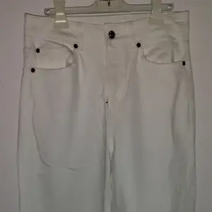 Vita Wide Leg jeans köpte ifrån H&M 2022, använda en gång.   Nypris va runt 300, säljes för 150. På jeansen står det storlek 40, gällande andra mått skicka dm.