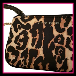 Victoria’s Secret necessär🩷 - Jag säljer denna extremt söta Victoria’s secret necessär! Superfint skick! Skriv gärna vid frågor eller fler bilder!💗