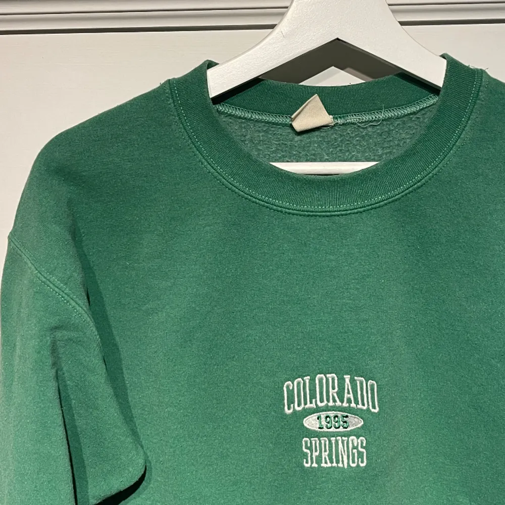Grön tjocktröja från Urban Outfitters, strl XS men lite oversized fit. Tryck: Colorado Springs.. Hoodies.