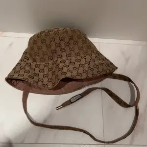 Gucci inspererad bucket hat, ny skick och i topp modell. Skriv för fler bilder eller använd köp nu knappen!