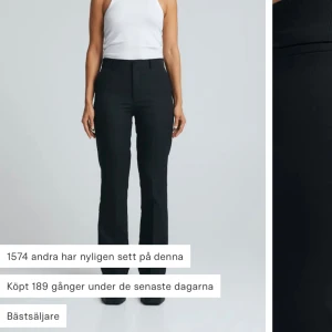 Kostymbyxor  - Helt nya kostymbyxor från bikbok i modellen Vilma. Har bara provat dem en gång och lappen är avtagen men som sagt aldrig använda och är helt nya 🥰 säljer då jag inte tyckte de passade mig men inga defekter på dem, nypris 499 🥰pris kan diskuteras 
