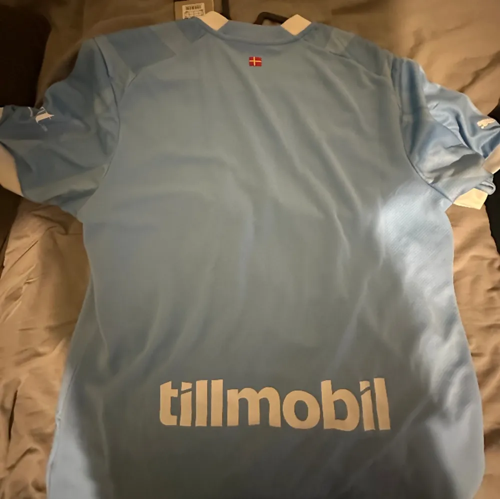 Säljer min Malmö ff replica tröja med tags kvar. Är oanvänd så toppskick. Nypris är 949. Pris kan diskuteras!. T-shirts.