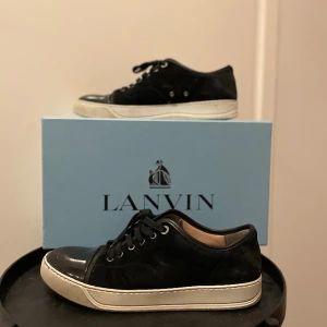 Lanvin skor - Tja säljer nu mina lanvins som är i UK 8 som motsvarar 42/43 Skicket på skorna är 6-7/10 har en repa som man ser på sista bilden. Allt OG följer med box extra snören och dustbags Vid fler frågor eller funderingar kontakta mig ⚡️