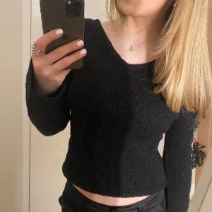 Svart tröja  - Säljer min fina tröja från HM. Den är använd max 2 gånger och känner att den inte kommer till användning, därav säljer jag den! 